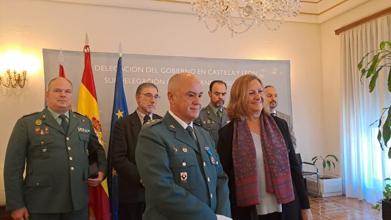 El teniente coronel de la Guardia Civil Jesús García Aller recibe la Medalla al Mérito de la Seguridad Vial de la DGT